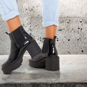 PrettyLittleThing - Black Croc Chunky Chelsea Ankle Boots - Size 8
